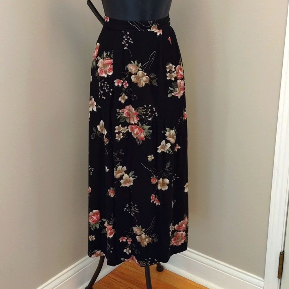 Jaclyn Smith long skirt in black floral